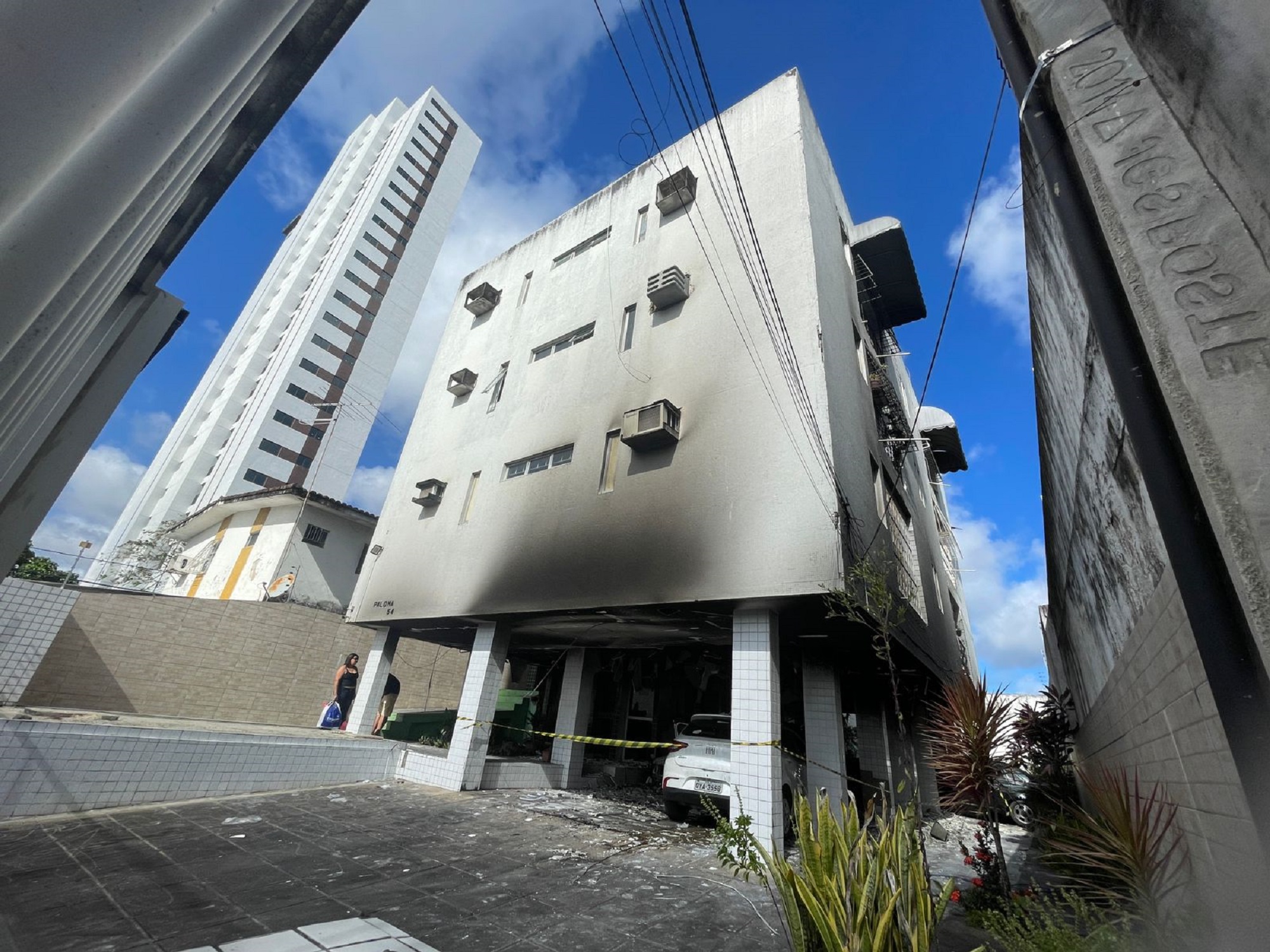 Garagem do edifcio Edifcio Paloma destruiu 2 carros (Rmulo Chico/DP)