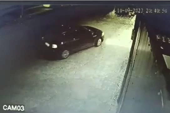 O veculo para em frente ao depsito e trs homens descem. Em seguida, os criminosos comeam a atirar contra a fachada da loja (Reproduo)