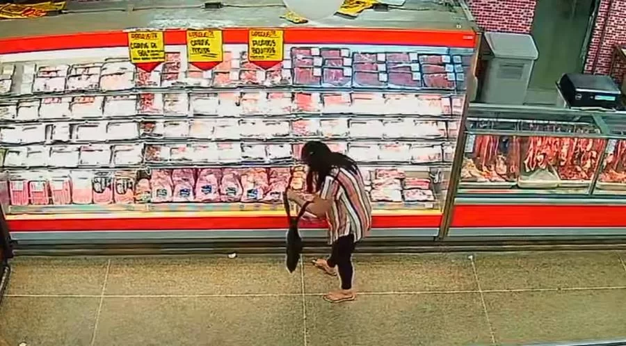 Mulher foi flagrada pelas cmeras de segurana do supermercado (foto: Reproduo)