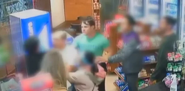 Segundo a polcia, no ltimo dia 3, Kleber teria chegado de madrugada ao posto em um carro acompanhado de dois seguranas e uma mulher
 (Reproduo/TV Record)