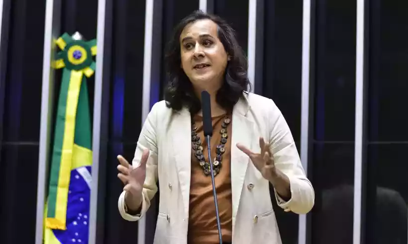 
"Seguirei firme vocalizando vozes que no so escutadas para que as prximas geraes possam encontrar um mundo com mais poesia, mais respeito, mais meio ambiente, mais educao, mais dignidade", disse Duda ao comemorar o reconhecimento
 (foto: Zeca Ribeiro/Cmara dos Deputados)