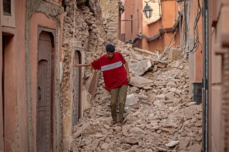 Abalo foi a rplica mais intensa sentida no pas desde o terremoto da ltima sexta-feira, que j vitimou quase 3000 pessoas e mais de 5600 feridos (Foto: Fadel Senna/ AFP
)