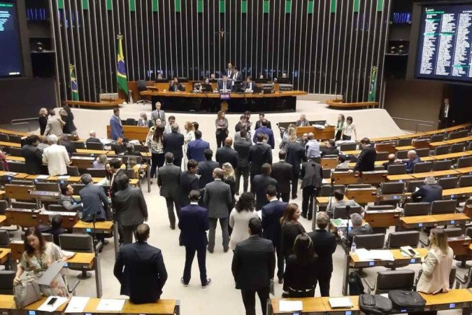 Plenrio vazio da Cmara vota destaques da reforma eleitoral; maioria dos deputados j estava em seus estados (foto: Evandro boli / CB / DA Press)