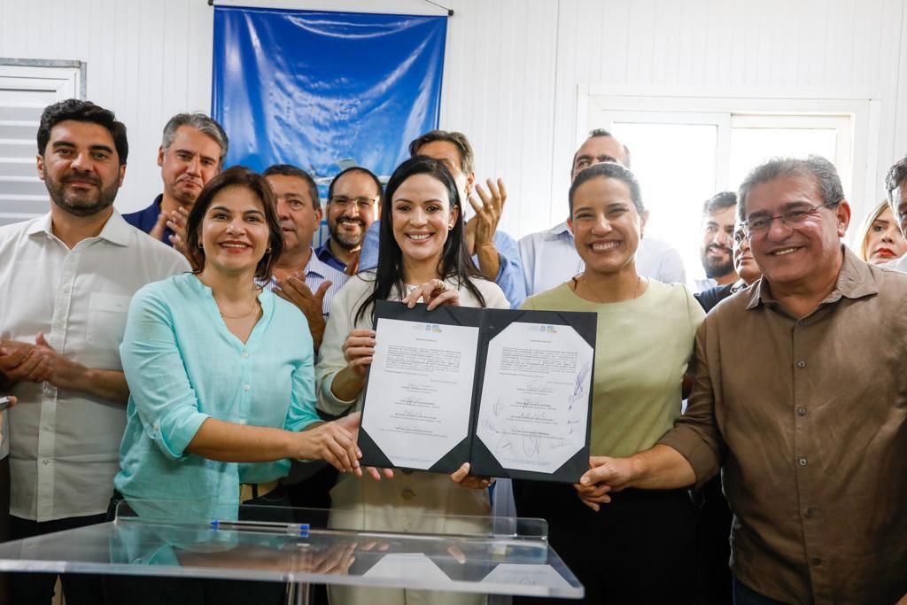 Governadora Raquel Lyra, vice- governadora Priscila Krause, prefeita de Serra Talhada Mrcia Conrado e deputado estadual Luciano Duque celebram a ordem de servio para revitalizao do Aeroporto no municpio sertanejo. (Foto: Miva Filho/Secom)