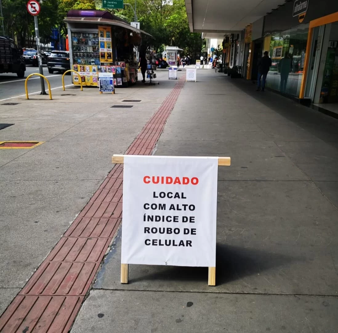 A insegurana motivou o sndico de um prdio comercial a colocar placas nas caladas para alertar os pedestres (Foto: Arquivo Pessoal)