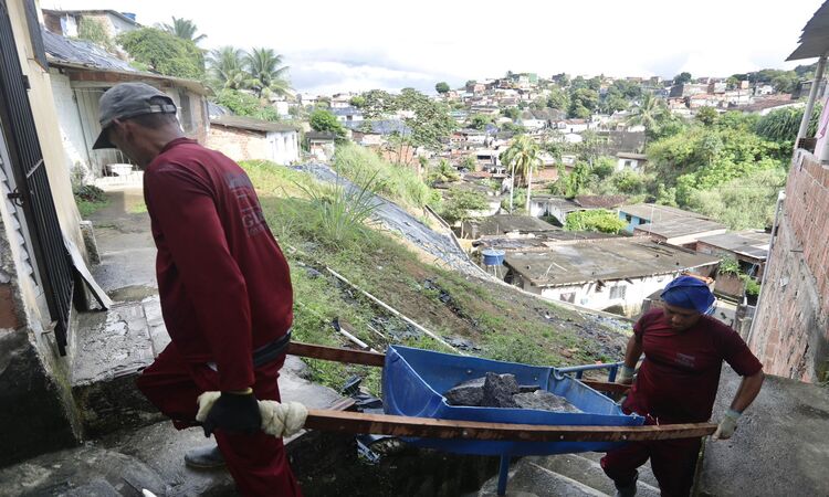 A conteno da encosta da 1 e 2 Travessa Tupiraaba est sendo realizada por meio da Autarquia de Urbanizao do Recife (URB). O investimento  de R$ 1,5 milhes (Foto: Divulgao)