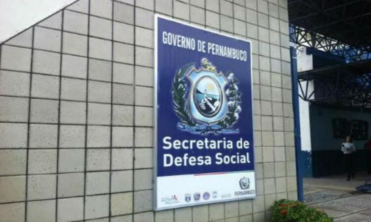 Os dois suspeitos tentaram fugir, mas foram presos em flagrante nesta sexta-feira (15) (Foto: Arquivo/DP)