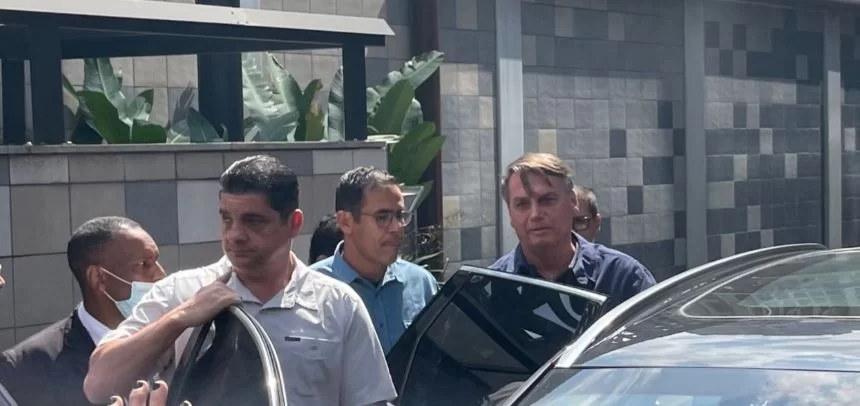 Bolsonaro acenou para apoiadores que estavam reunidos em frente ao hospital e entrou no carro sem falar com a imprensa (Renan Porto/Metrpoles)