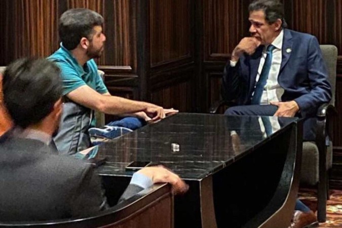 Haddad conversa com Rafael Dubeux, secretrio do Ministrio da Fazenda que est cuidando dessa rea de economia verde (Denise Rothenbugg/CBpress)