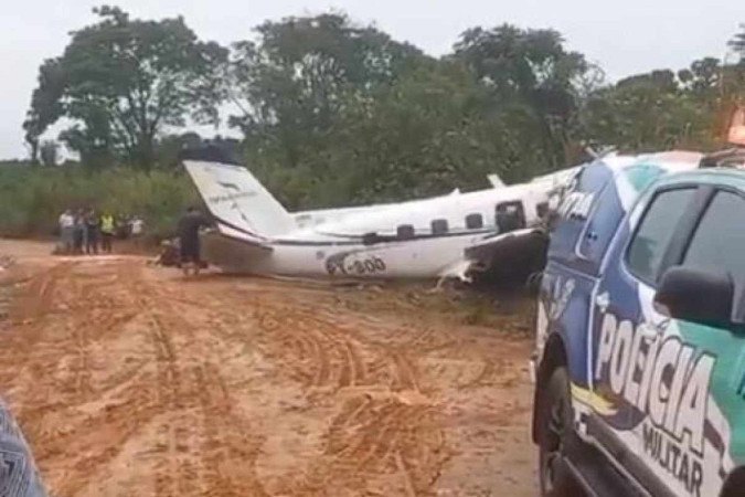 O avio caiu por volta das 15h, no horrio de Braslia, quando tentava pousar no aeroporto de Barcelos (Reproduo/X)
