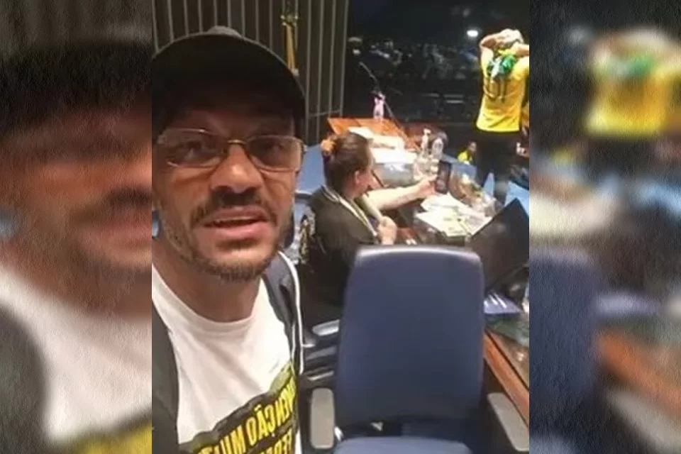 Em entrevista ao Fantstico, exibida nesse domingo (17/9), Vando afirmou que as questes polticas comearam a intervir na amizade dos dois e resultaram em ataques homofbicos por parte do condenado por atos golpistas (Redes sociais/Reproduo)