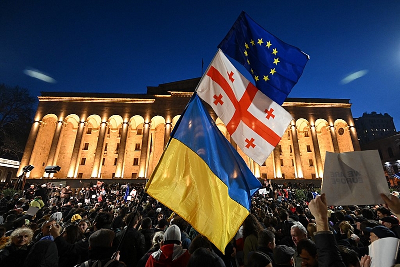 Por outro lado, o governo da Gergia  acusado de cooperao com o Kremlin (Foto: Vano Shlamov/AFP)