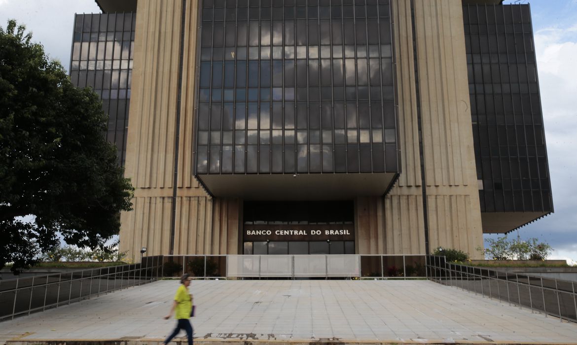 Apesar do recuo da inflao, o Copom informou que alguns preos ainda esto subindo ou caindo menos que o previsto (Marcello Casal Jr/Agncia Brasil)