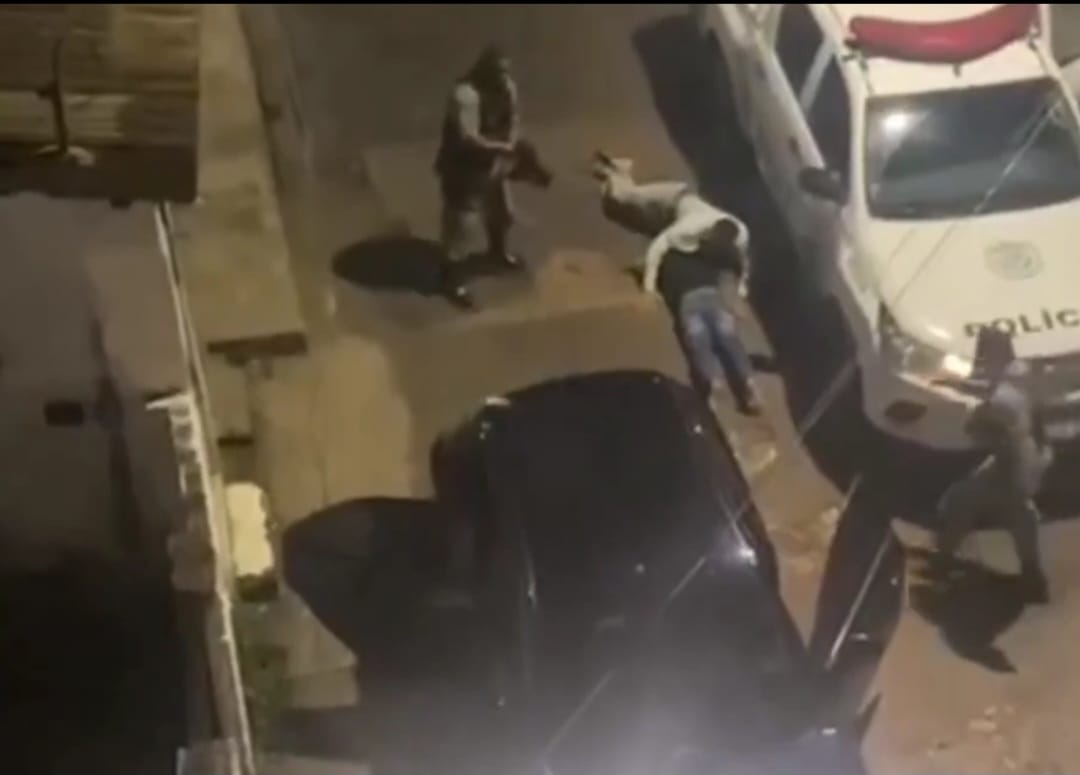 Policial aponta arma para suspeitos de roubo de carro (Reproduo/Redes Sociais )