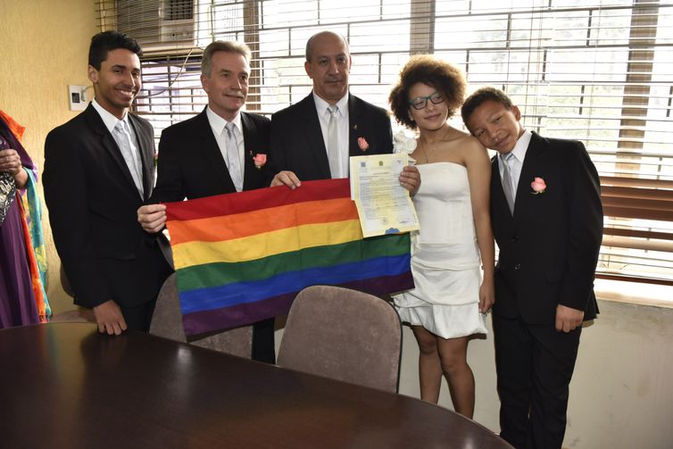 Toni Reis, David Harrad e os filhos, na comemorao dos 10 anos de casamentos homoafetivos no Brasil (Divulgao)