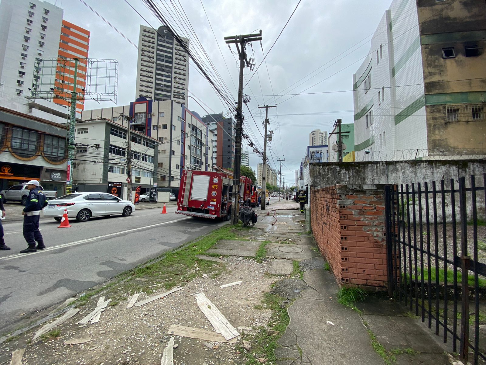 Bombeiros foram acionados para controlar fogo em apartamento (Reproduo/Redes Sociais)