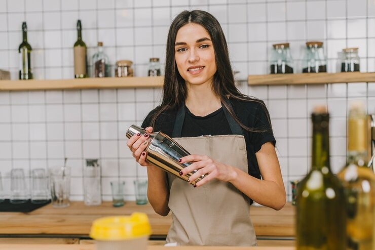 Mulheres podero optar por curso de produo de drinks (Fato: Agncia Freepik)