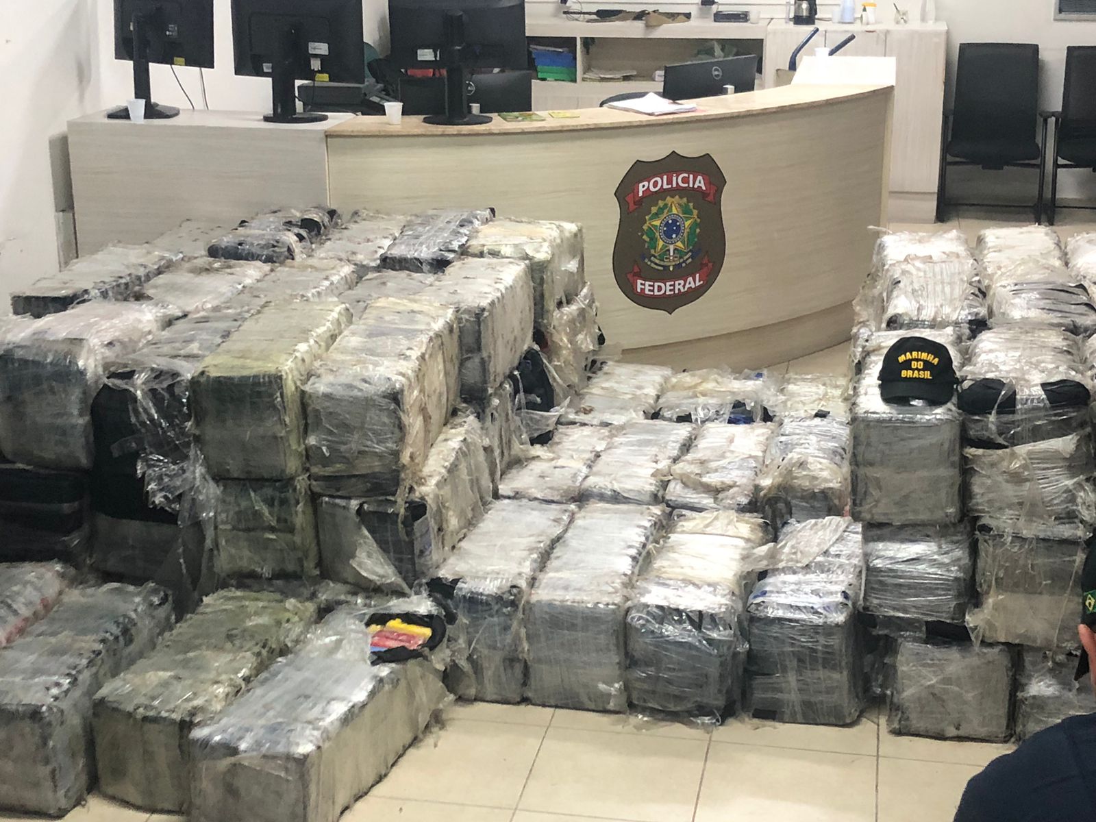 Polcia Federal estima que essa pode ser a maior apreenso de droga j feita em alto-mar no Brasil. (Foto: Polcia Federal/Divulgao.)