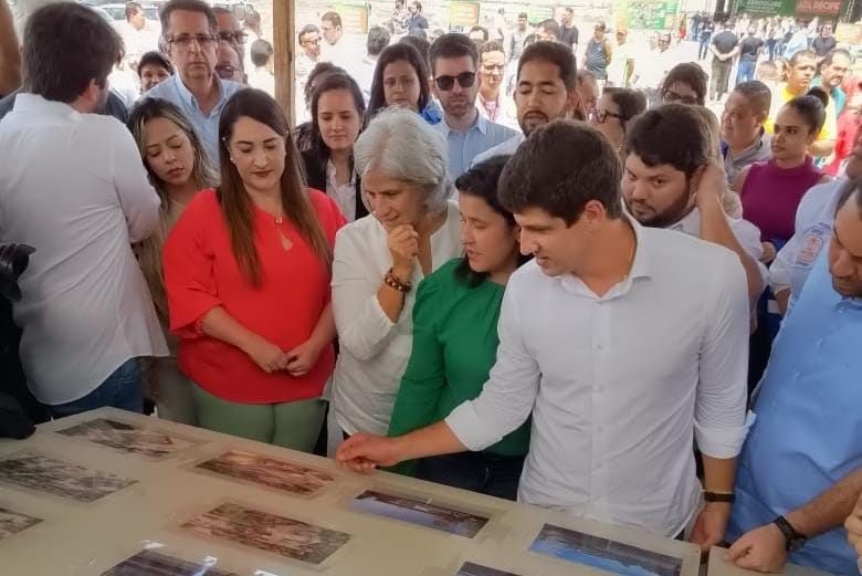 Prefeito Joo Campos mostra projeto do parque (Wilson Maranho/Diario de Pernambuco)