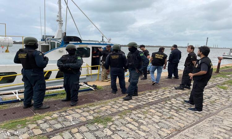 O navio foi interceptado e escoltado para o porto do Recife (Foto: Divulgao/PF)