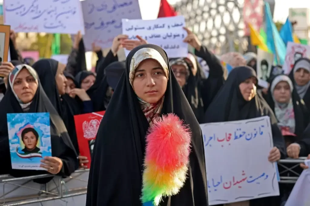 Autoridades iranianas j reforaram o patrulhamento das ruas para advertir e punir as mulheres que no usarem o vu islmico em pblico (Foto: AFP)