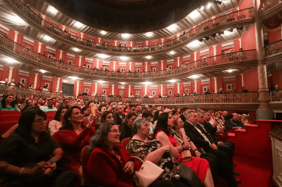 Comunidade da Catlica lotou teatro e viu show do MPB da Unicap e Geraldinho Lins (Foto: Ruan Pablo/Esp. DP)