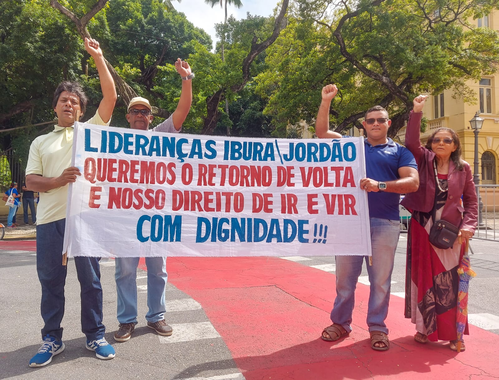 Manifestantes se reuniram em frente ao Palcio do Campo das Princesas nesta manh (Foto: Adelmo Lucena/DP)