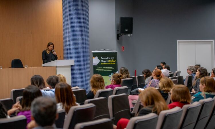 Servidoras e servidores acompanharam a apresentao do projeto que vai auxiliar em situaes de superendividamento (Foto: Jairo Lima)