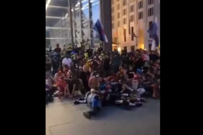 No vdeo viral do encontro, os participantes foram vistos se comunicando latindo e uivando uns para os outros (Reproduo/Twitter)