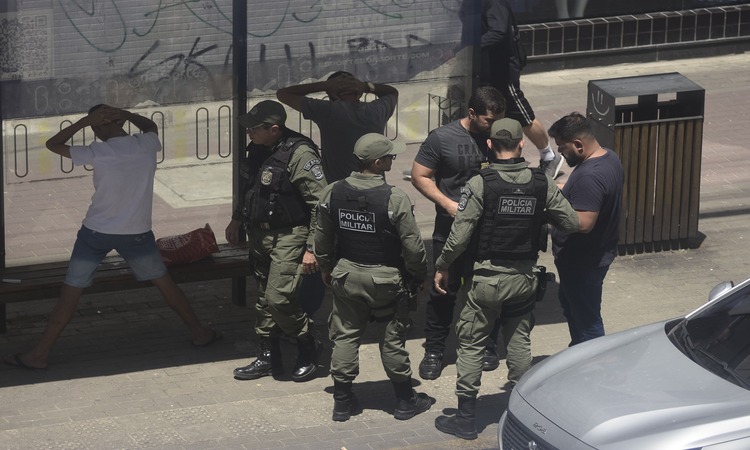 Os trs so suspeitos de fazer parte de um grupo de assaltantes que atuam nas estaes de BRT, tanto na regio central do Recife, quanto na estao do Derby (Foto: Divulgao)