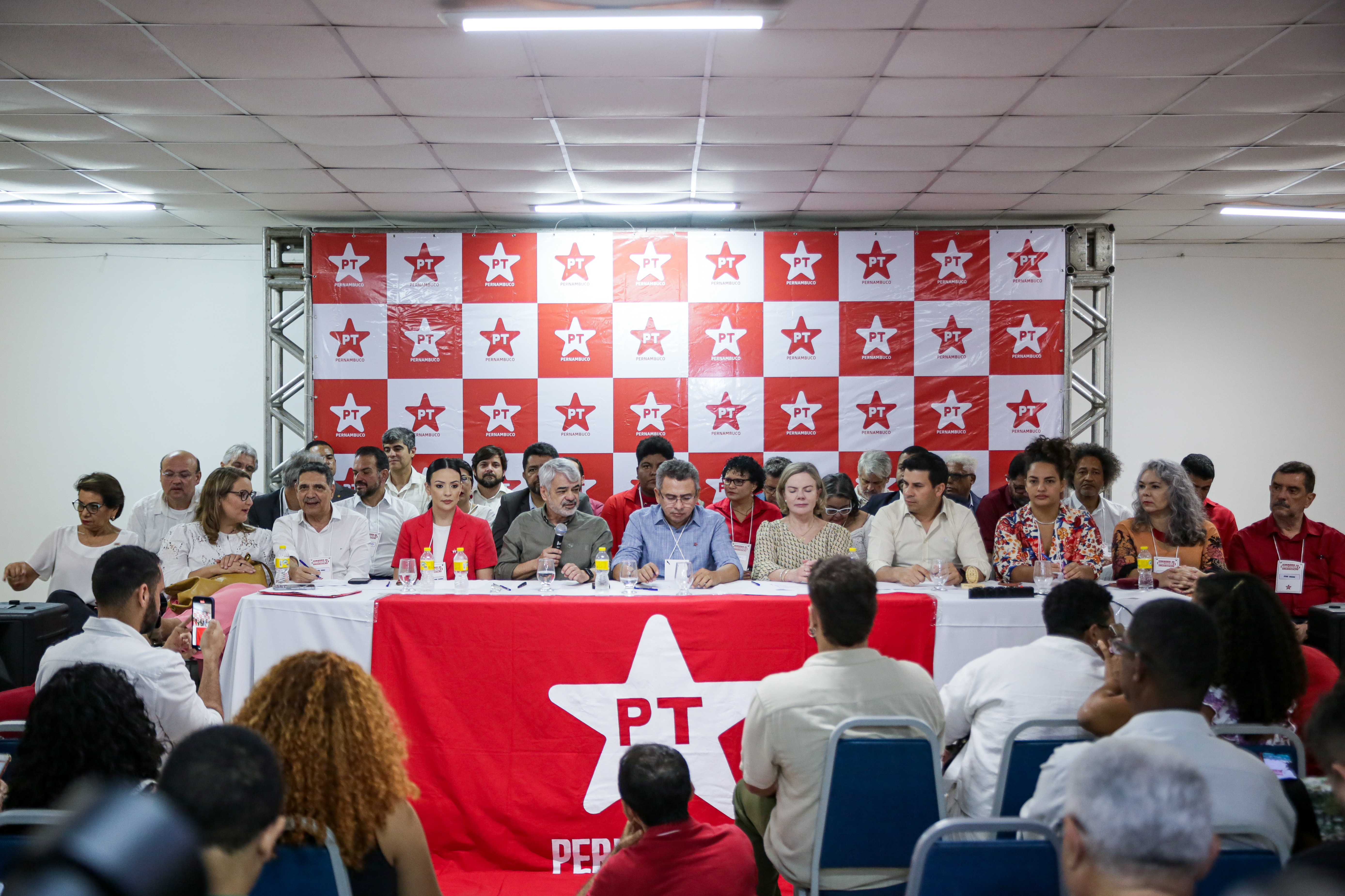 Presidente Nacional do PT afirmou que, no Recife, o partido no espera menos que o cargo de vice na disputa  (Foto: Rafael Vieira/DP)