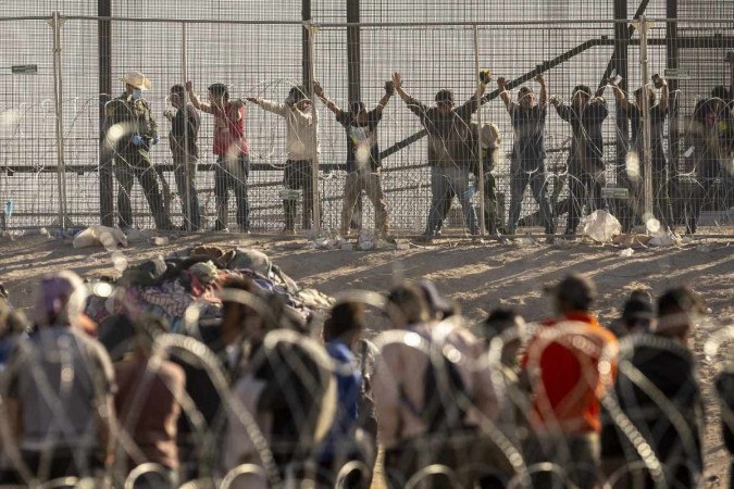 Firmados após uma reunião em Ciudad Juárez (ao norte, estado de Chihuahua, na fronteira com os EUA), o acordo pretende "evitar que as pessoas migrantes arrisquem sua vida, ao utilizar esse meio de transporte (trem) com a intenção de chegar à fronteira" (Foto: Getty Images via AFP)