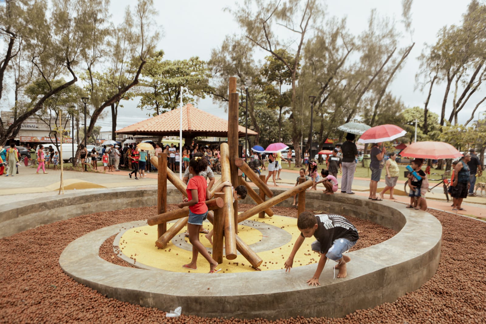 Praa da Infncia foi entregue aos moradores de San Martin  (Wagner Ramos / PCR)