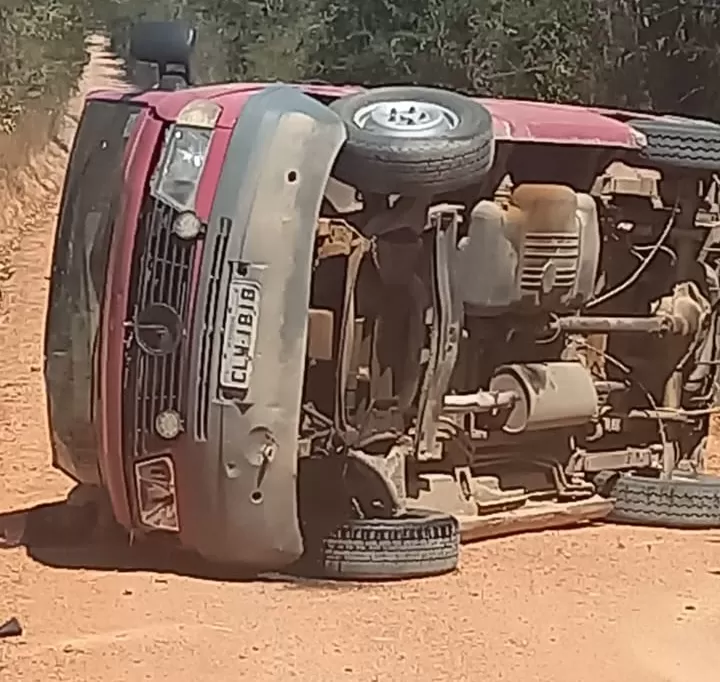 O motorista perdeu o controle e capotou na pista, na zona rural de Pesqueira, no Agreste (Reproduo/Redes Sociais)