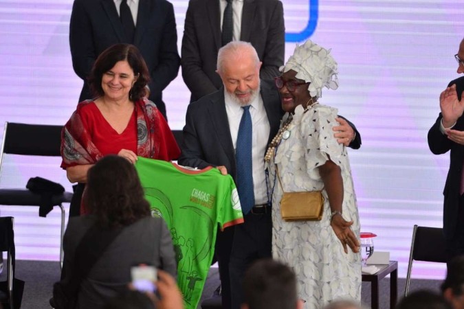 Lula e ministra da Sade, Nsia Trindade, no Planalto, durante anncio de investimento na pasta (Ed Alves/CB/DA.Press)