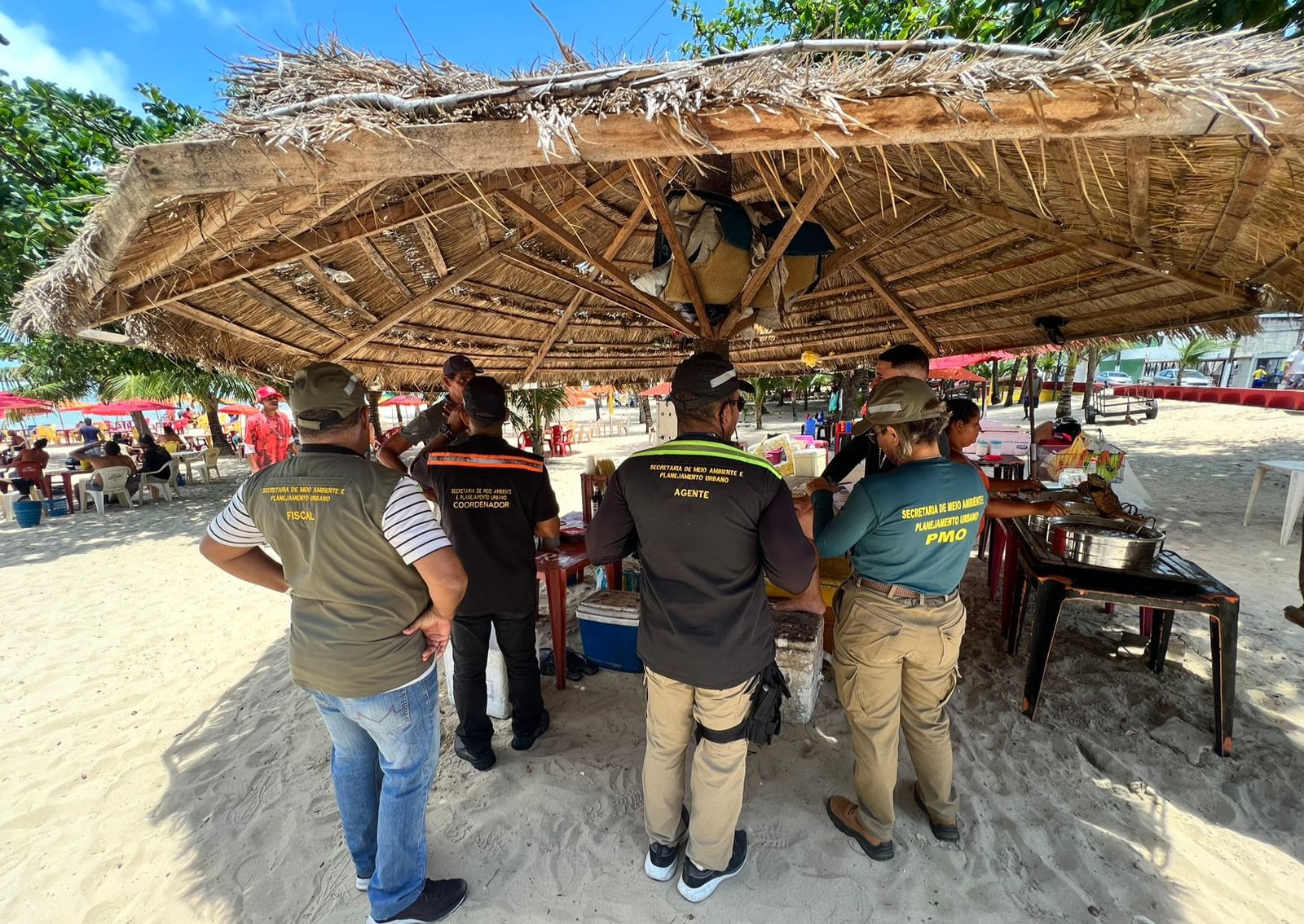 
Durante a ao, os vendedores foram informados sobre a proibio do uso de alguns tipos de materiais (Foto: Divulgao/Prefeitura de Olinda)