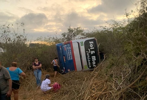 Ônibus tombou no Sertão de Pernambuco (Foto: Reprodução/Redes sociais )