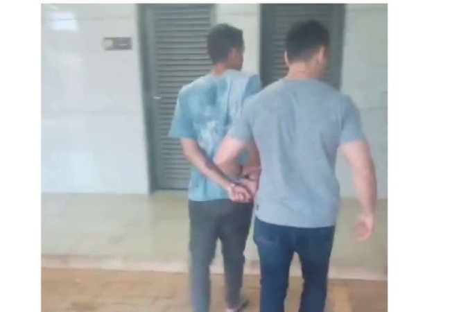 A dupla convidou o idoso para uma visita na casa onde dizia morar. L, ele foi rendido e enquanto um deles ficou vigiando, o outro saiu para fazer saques com os seus cartes. Policiais conseguiram achar e prender os dois (foto: PCDF/Divulgao )