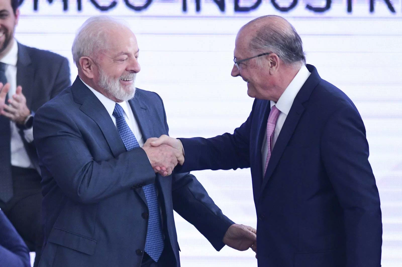 A escolha de Lula, de seguir no comando do pas mesmo no incio da recuperao, preocupa aliados (Hugo Barreto/Metrpoles)