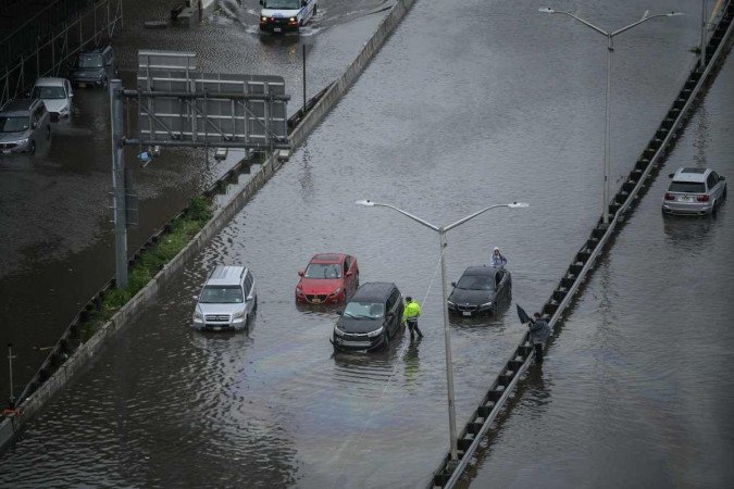 Carros presos em meio a enchente na Avenida FDR Drive, em Manhattan: temporal fora de poca (Foto: Ed Jones/AFP)