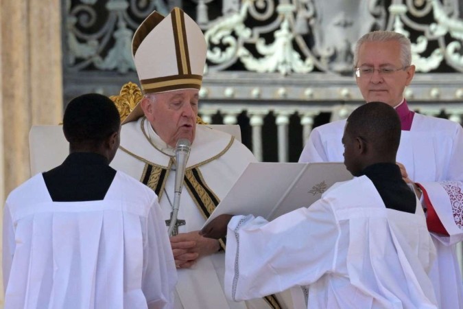 Entre os 21 novos prelados que ajudarão o papa no governo da Igreja, 18 têm menos de 80 anos (Foto: Tiziana FABI/AFP)