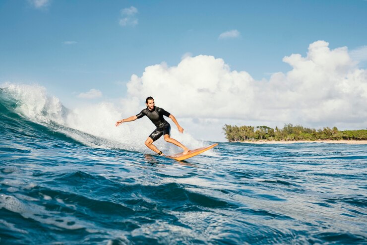 A matrcula para as aulas de surfe poder ser realizada entre os dias 11 e 16 de outubro (Foto: Freepik)