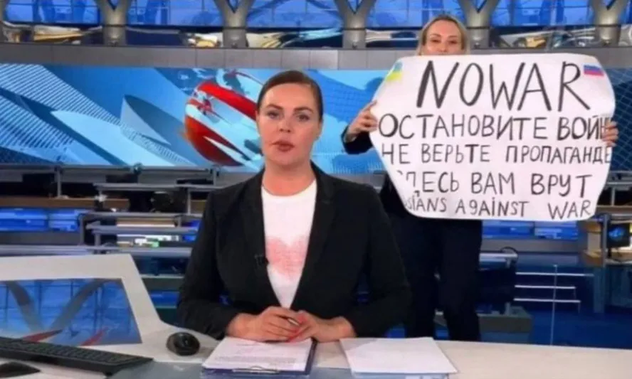 Jornalista já tinha confessado se sentir "envergonhada" por ter colaborado com a propaganda do Kremlin (Foto: via AFP)