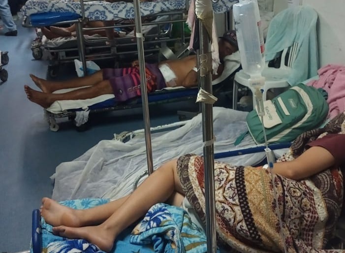 Pacientes sofrem com superlotao no HGV (Foto: Reproduo/ Redes sociais )