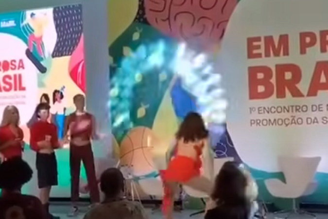 Em um evento do Ministrio da Sade uma mulher se apresentou de forma provocativa ao som de Batcu, msica de Aretuza Lovi, com participao de Valesca Popozuda  (foto: Reproduo/Redes Sociais)
