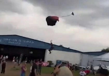 Mulher caindo de paraquedas