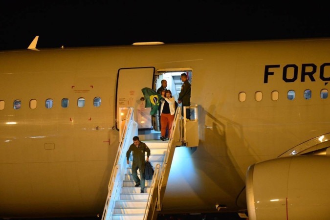 Avio com primeiros brasileiros resgatados de Israel chega a Braslia  (crdito: Ed Alves/ CB/ D.APress)