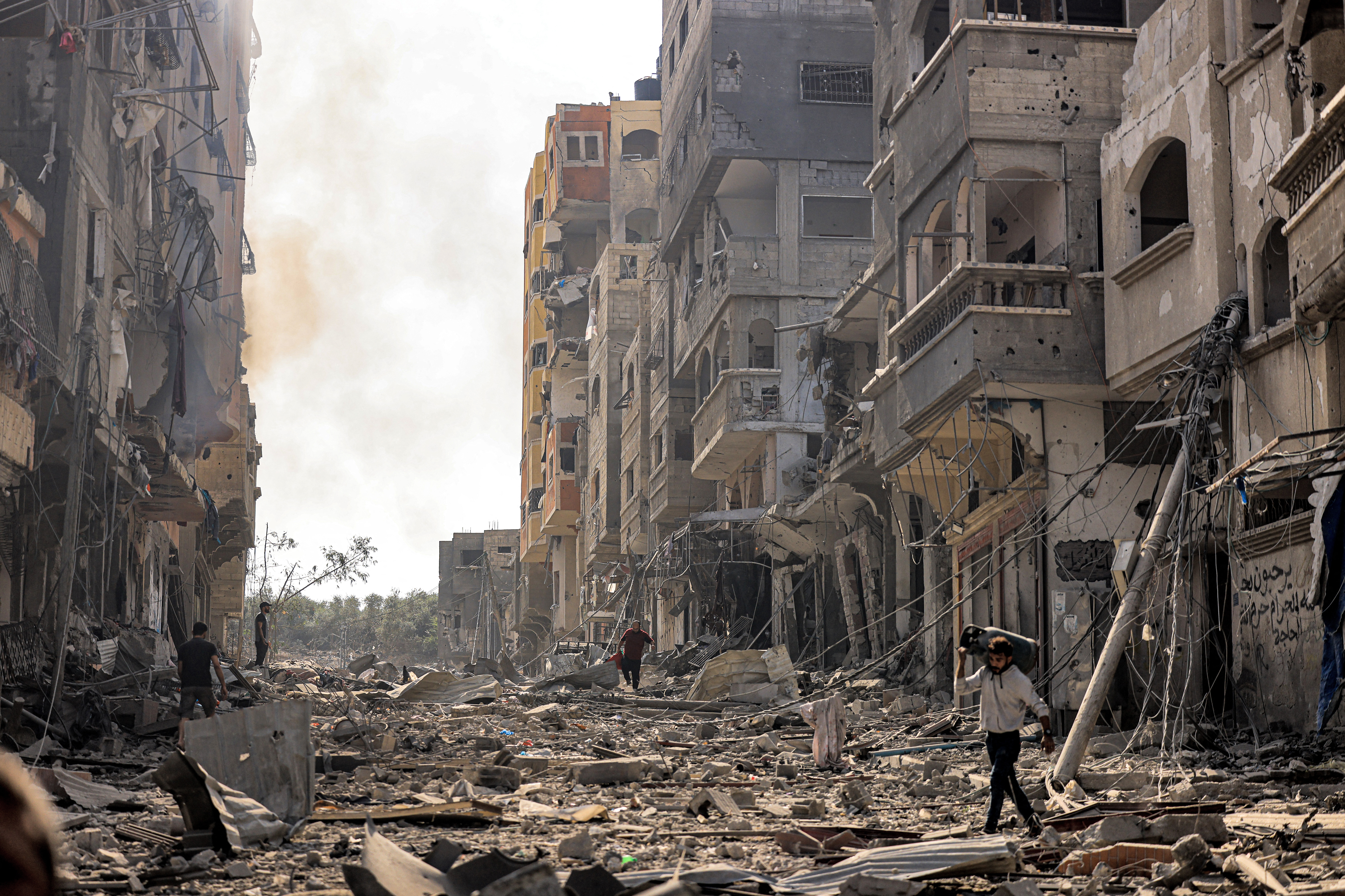 Avies de guerra bombardearam hoje uma universidade islmica na Faixa de Gaza (MAHMUD HAMS / AFP)