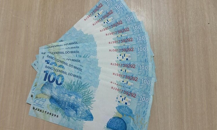 Foram apreendidas com o jovem, dez cédulas de R$ 100 com idêntica numeração de série, o que comprova a falsidade (Foto: Divulgação/PF)
