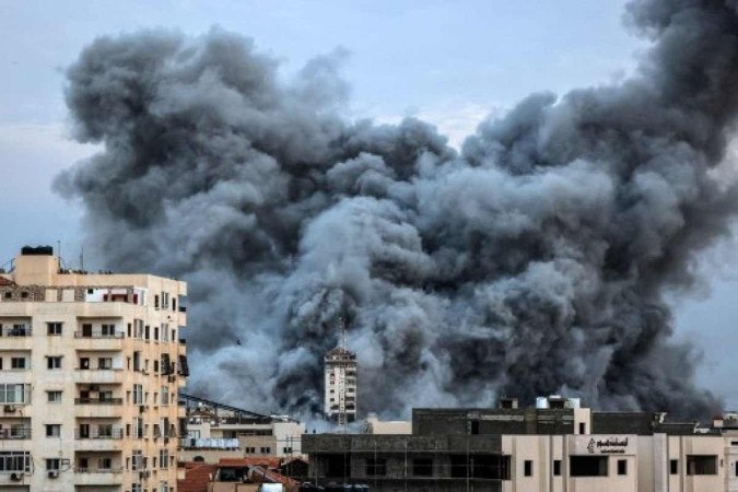 O ataque terrorista do grupo Hamas e a retaliao de Israel marcam seis dias de conflito. Para seguidores da mdium blgara Baba Vanga, a batalha  o incio de uma grande guerra
 (crdito: MAHMUD HAMS / AFP)